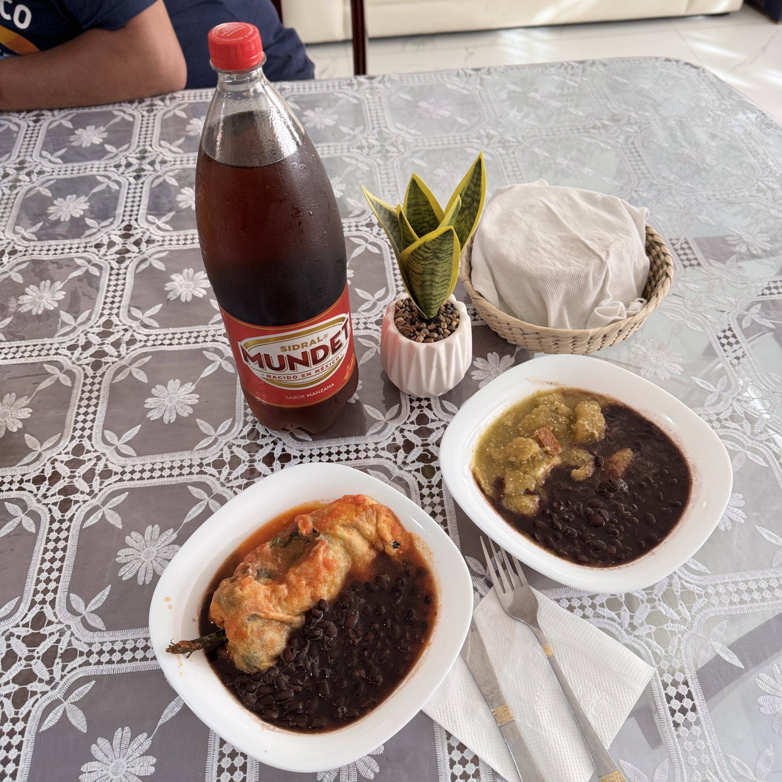 Chiles rellenos de queso y chicharrón en salsa verde con frijolitos y Mundet