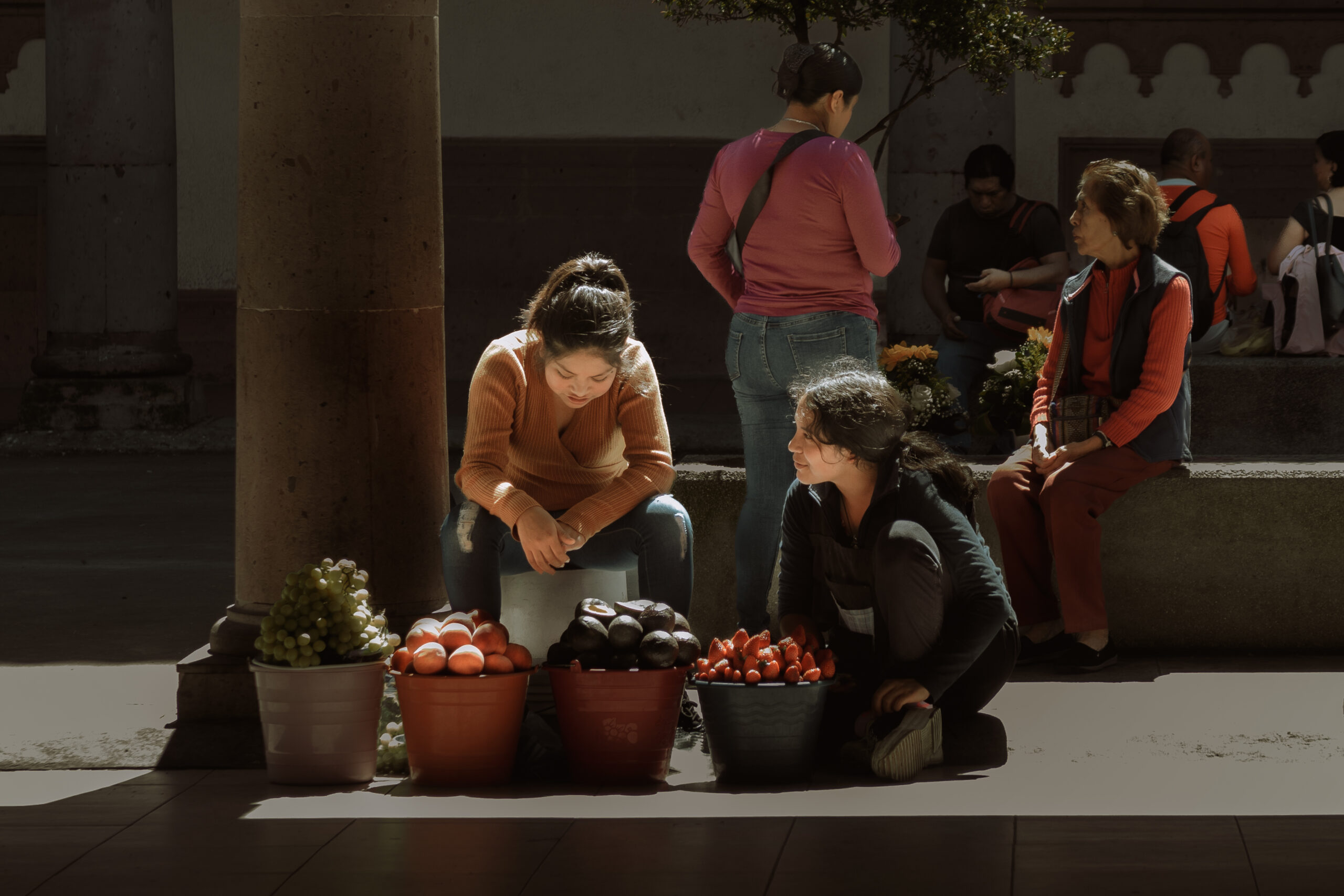 Niñas vendiendo frutas y verduras